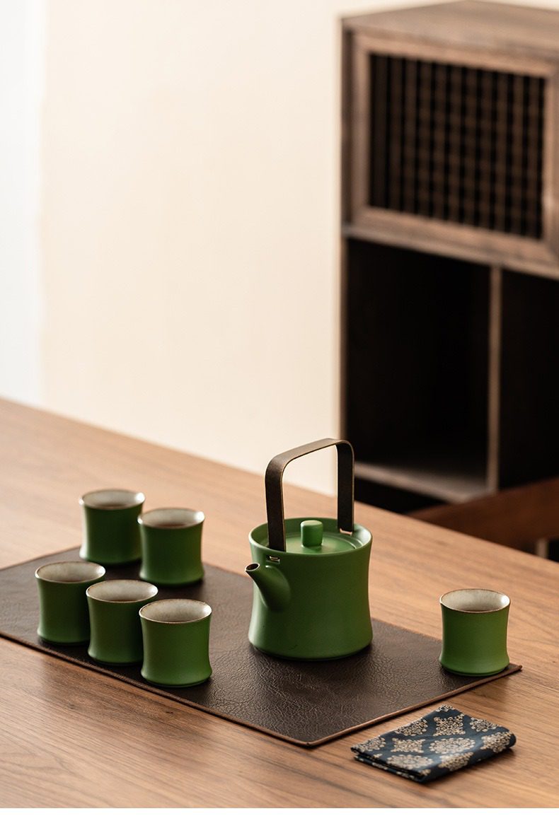 青璃釉竹節提樑小茶具套組，南山居禪意綠色陶瓷茶具組，包含提樑壺與六個茶杯，色澤溫潤，器型簡約雅緻。