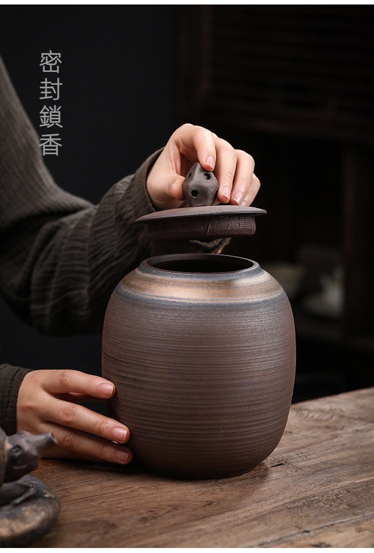 古早燒湖石茶葉罐，南山居手工粗陶茶葉罐，深棕色壺身環狀紋理，搭配獨特鏤空蓋鈕，質樸且具禪意。