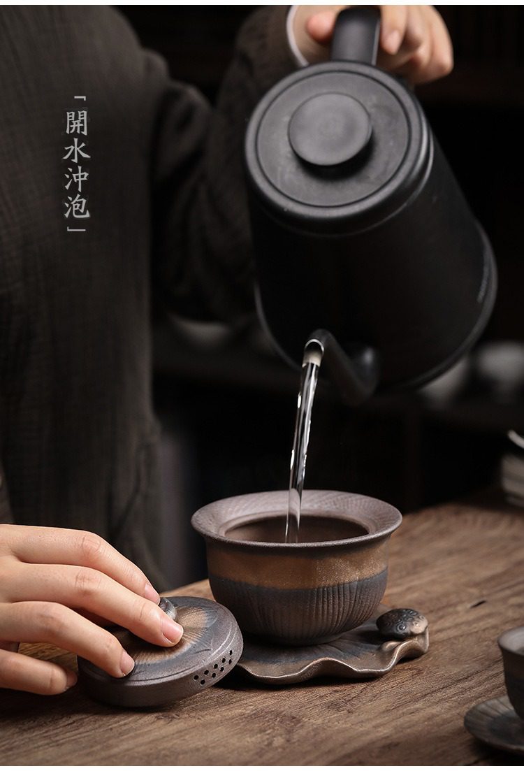 古早燒三才蓋碗，南山居粗陶手作蓋碗與葉形茶托，搭配手沖壺注水畫面，展現樸拙雅致的茶道美學。