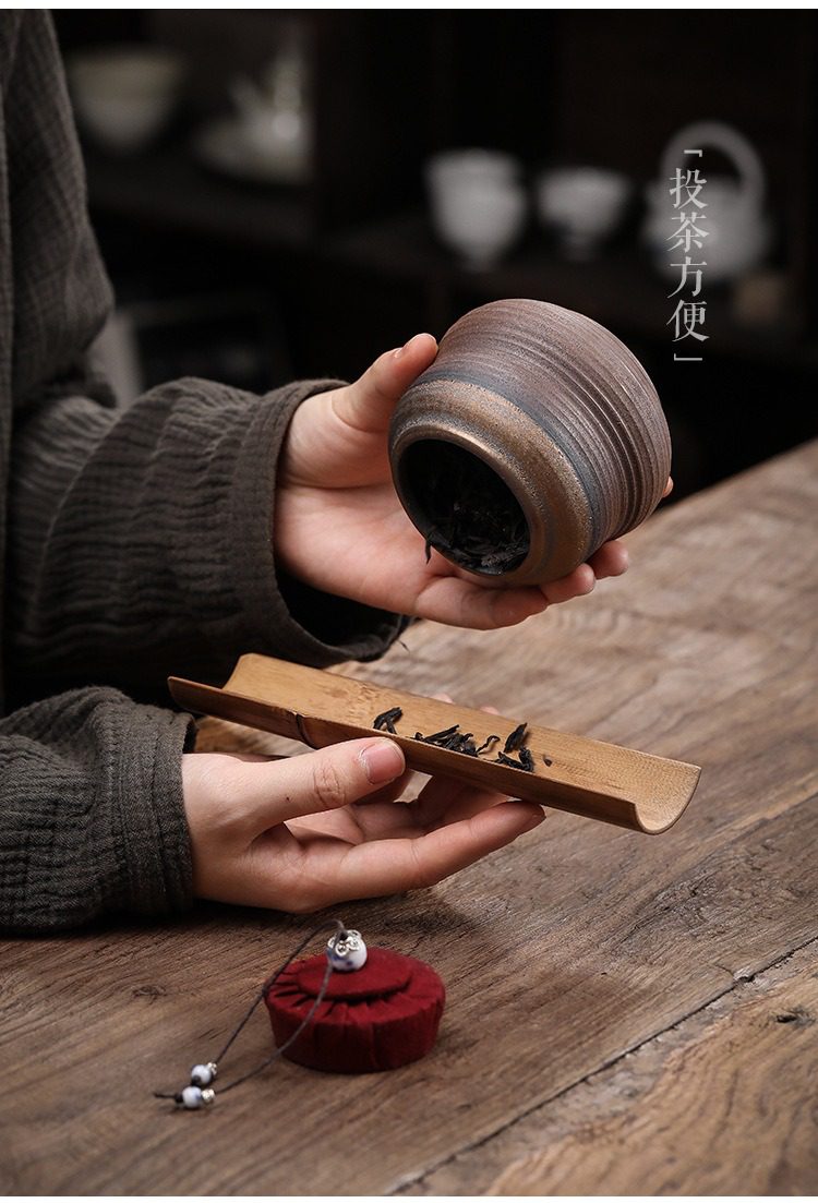 古早燒福祿茶葉罐，南山居手工粗陶茶葉罐，罐身紋理古樸，搭配竹製茶則與精選茶葉，呈現優雅茶道。