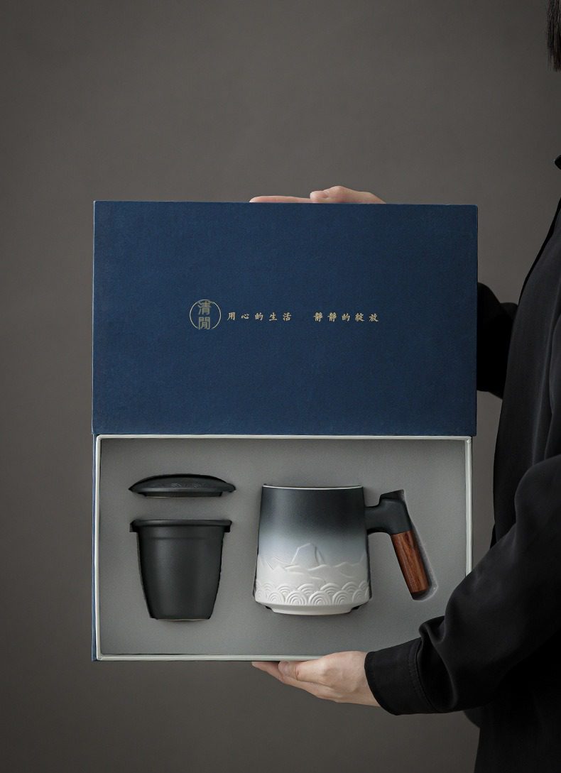 觀滄海辦公馬克杯，南山居辦公茶具禮盒，陶瓷濾膽茶杯，漸變山水紋設計，搭配溫潤木質手柄，呈現靜謐山水意境。