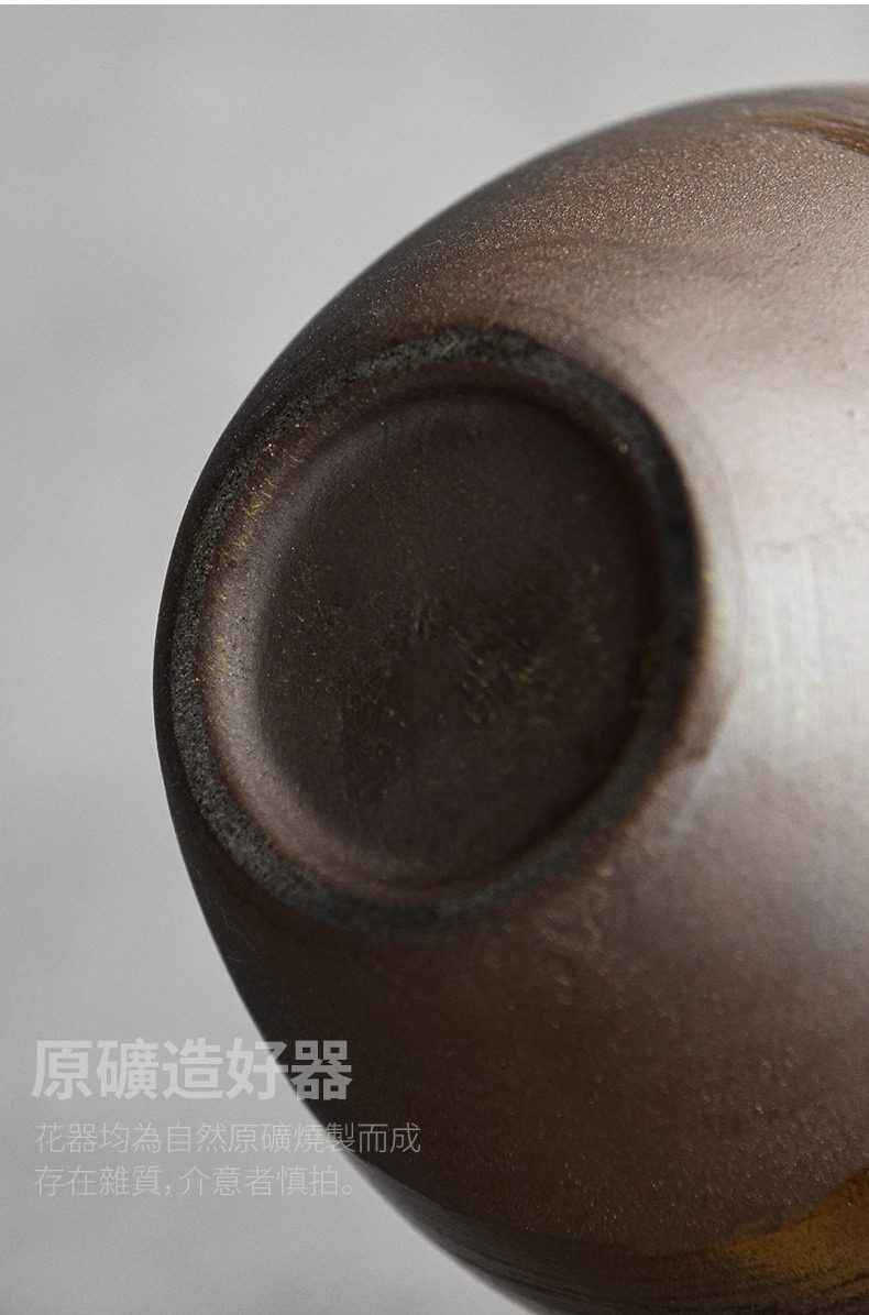 影白秋夢酒口花瓶，南山居手工粗陶茶碗底部特寫，呈現原礦泥料樸拙質感與自然窯變紋理。