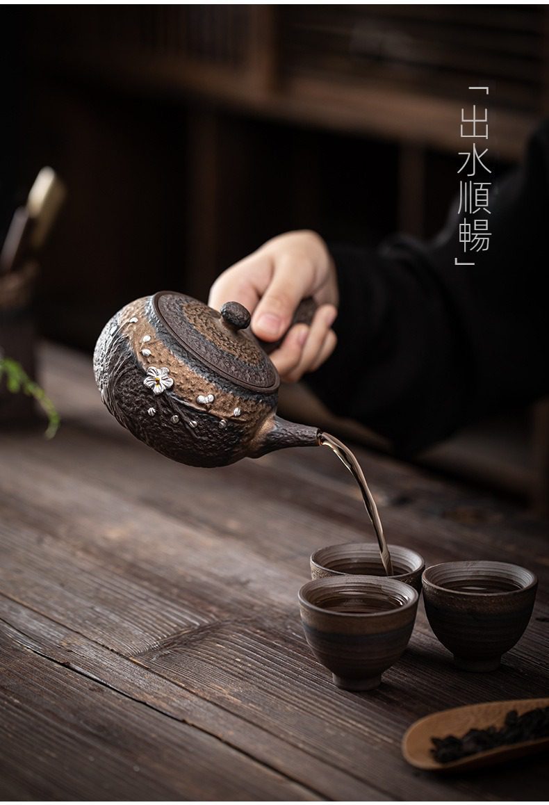 古早燒暗香側把壺，南山居手工粗陶橫把壺，壺身浮雕梅花紋路，茶湯順暢入杯，展現茶道美學。