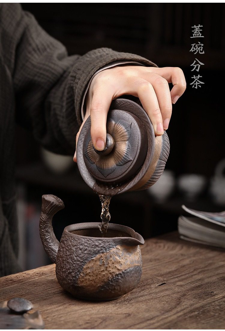 古早燒三才蓋碗，南山居手工粗陶蓮花蓋碗分茶，搭配同系列公道杯，手沖茶湯細膩流暢，展現古樸禪意。