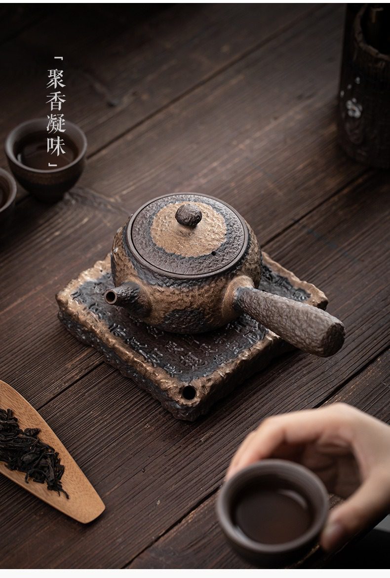 古早燒暗香側把壺，南山居手工粗陶側把壺，壺身仿岩石質感，搭配同款茶盤，展現禪意茶道美學。