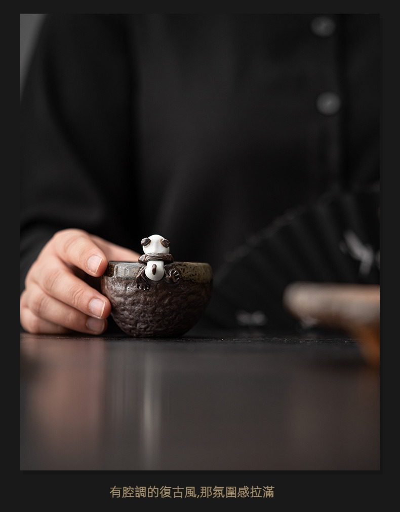古早燒粗陶熊貓品茗杯，南山居手工粗陶茶杯，器身質樸古拙，搭配可愛熊貓茶寵，展現禪意茶具美學。