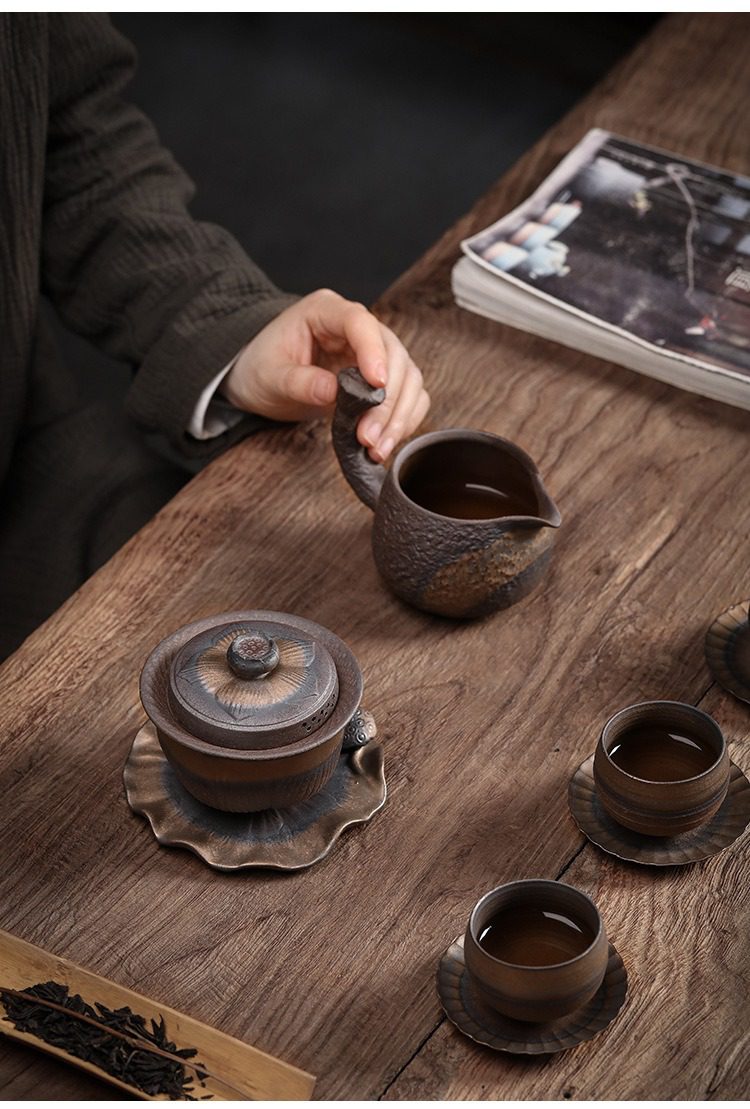 古早燒三才蓋碗，南山居手工粗陶禪意茶具組，包含帶蓮花蓋碗、紋理公道杯與兩只茶杯，器型古樸雅緻。