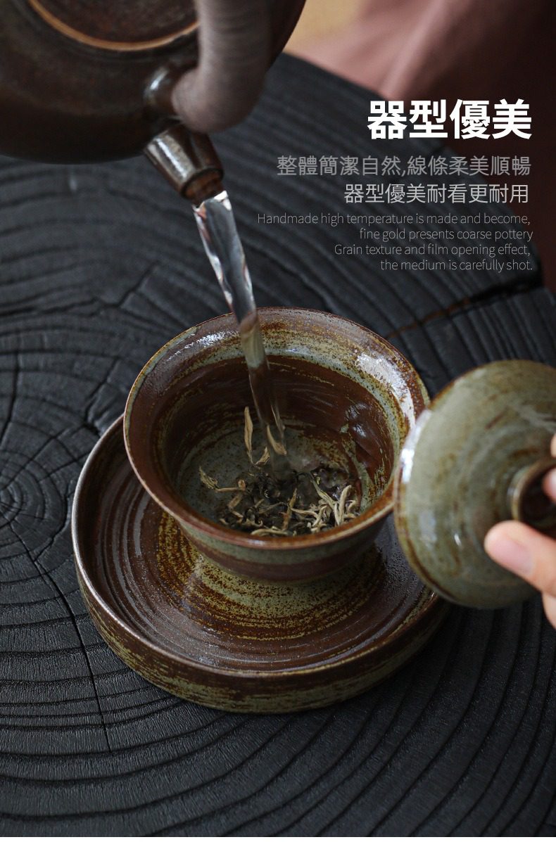 影白秋夢東籬蓋碗，南山居手工粗陶蓋碗，器型優美，泥色溫潤，正在沖泡白茶，展現茶道美學。