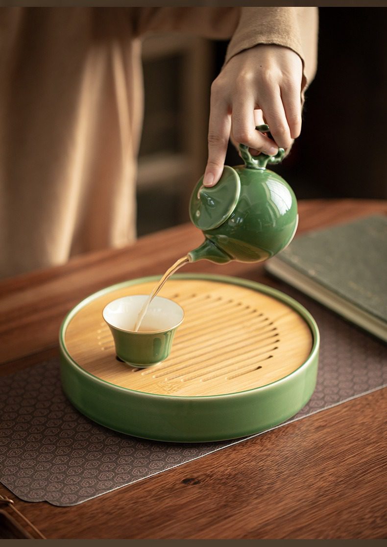 青璃釉圓然乾泡茶盤，南山居翠玉綠陶瓷茶具，包含優雅茶壺、精緻茶杯與竹製茶盤，展現品茗禪意。