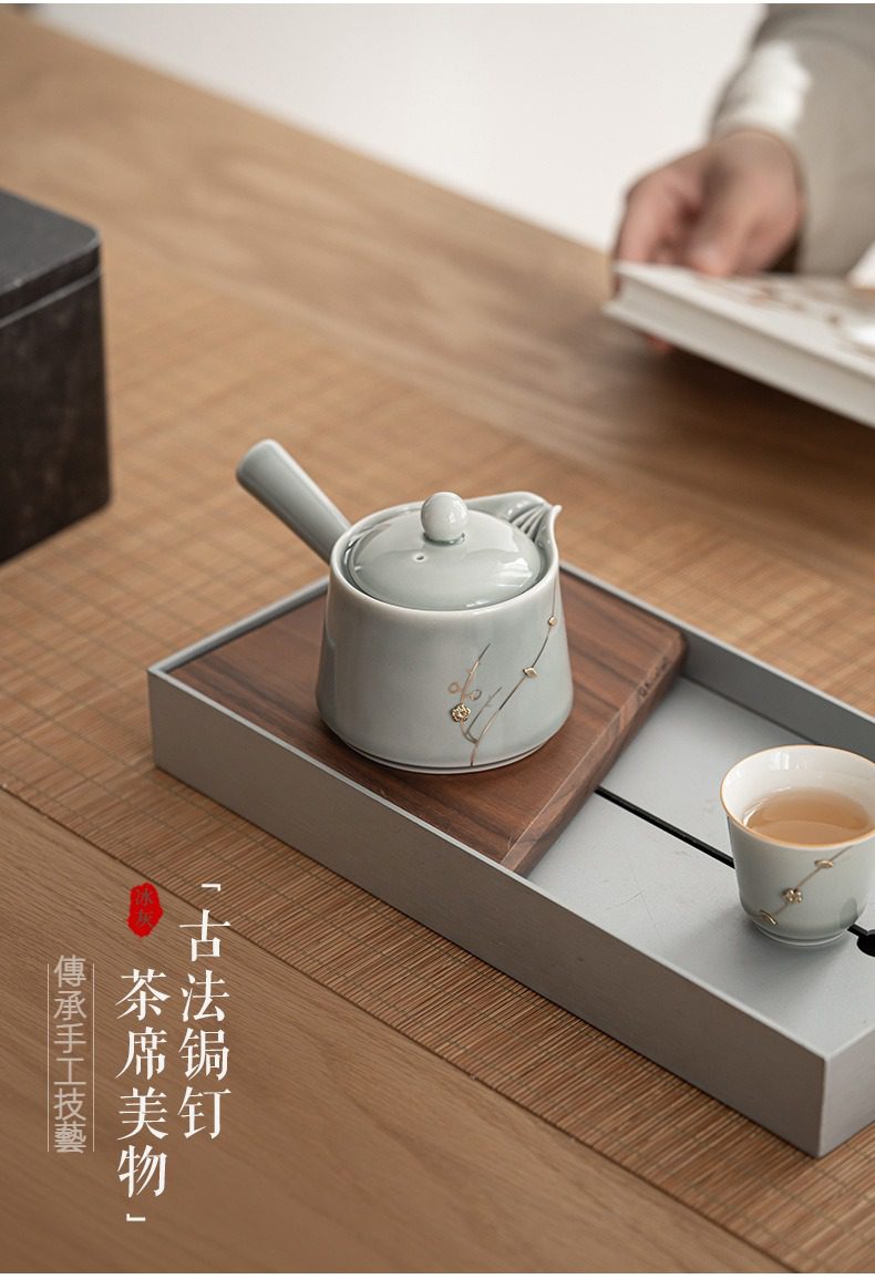 冰灰釉無由側把壺，南山居古法描金側把壺與茶杯組，青釉陶瓷壺身飾雅緻金線，呈現東方茶道之美。