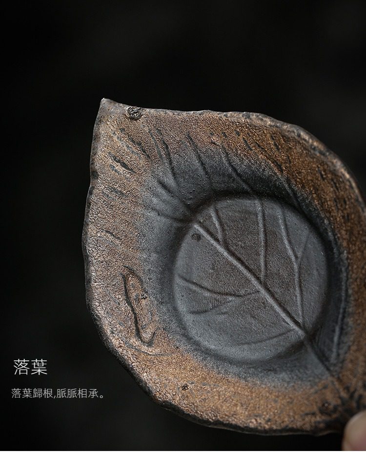 古早燒葉子杯墊，南山居手作粗陶落葉茶承，仿生葉片造型，表面質感古樸，呈現深棕色澤。