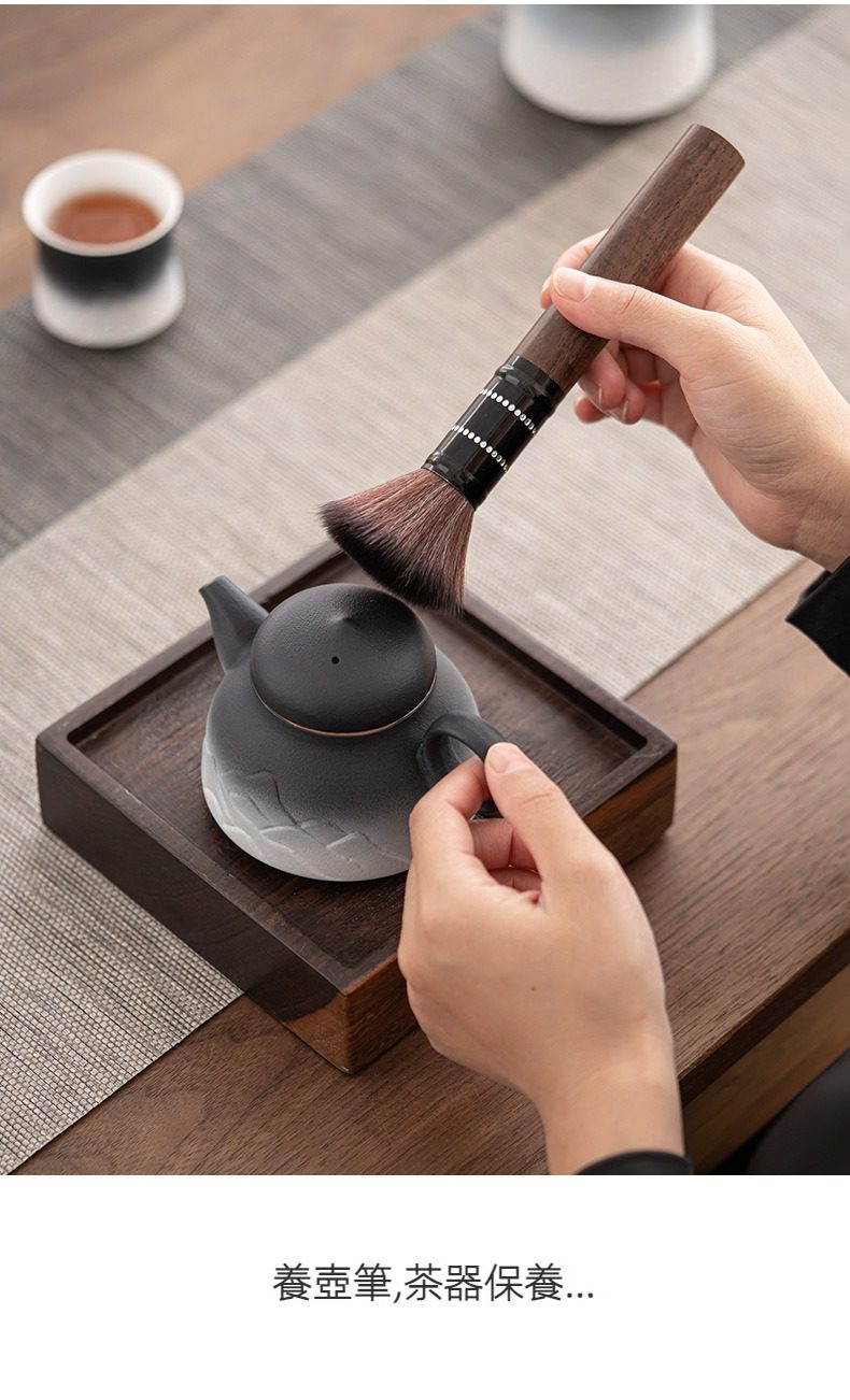 山海觀茶道六君子，南山居養壺筆輕柔刷拭漸變山水紋茶壺，展現茶具保養的禪意雅趣。