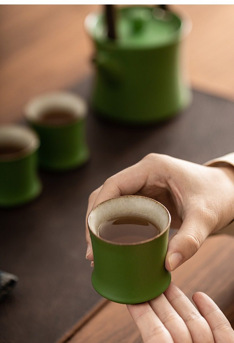 青璃釉竹節提樑小茶具套組，南山居手工綠色陶瓷品茗杯，竹節型設計，杯口邊緣呈粗獷釉邊，茶湯色澤溫潤。