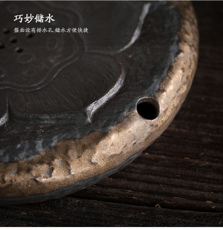 古早燒蓮香茶壺，南山居深色陶瓷乾泡茶盤，盤面精刻蓮花紋路，邊緣呈鎏金質感並設有排水孔，方便茶席使用。