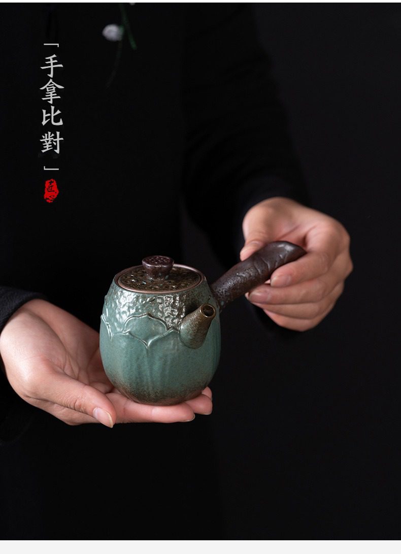窯變青野蓮香側把壺，南山居手工側把禪意茶壺，青釉壺身浮雕蓮瓣，搭配古樸柴燒把手，展現獨特東方美學茶具。
