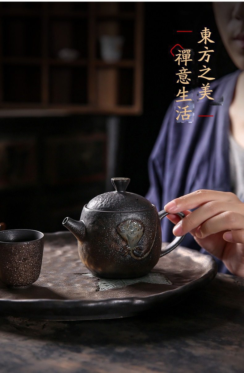 窯變青野蓮蓬茶壺，南山居手工粗陶茶壺茶具組，壺身紋理古樸，浮雕荷葉雅緻，呈現禪意茶道美學。
