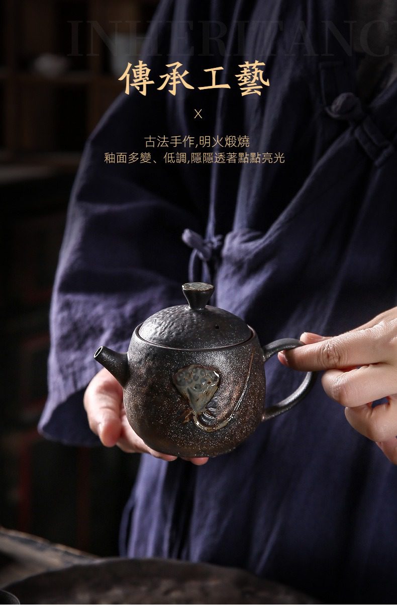 窯變青野蓮蓬茶壺，南山居手工柴燒陶壺，壺身古樸斑駁，飾以精緻蓮蓬圖案，盡顯傳承工藝美學。