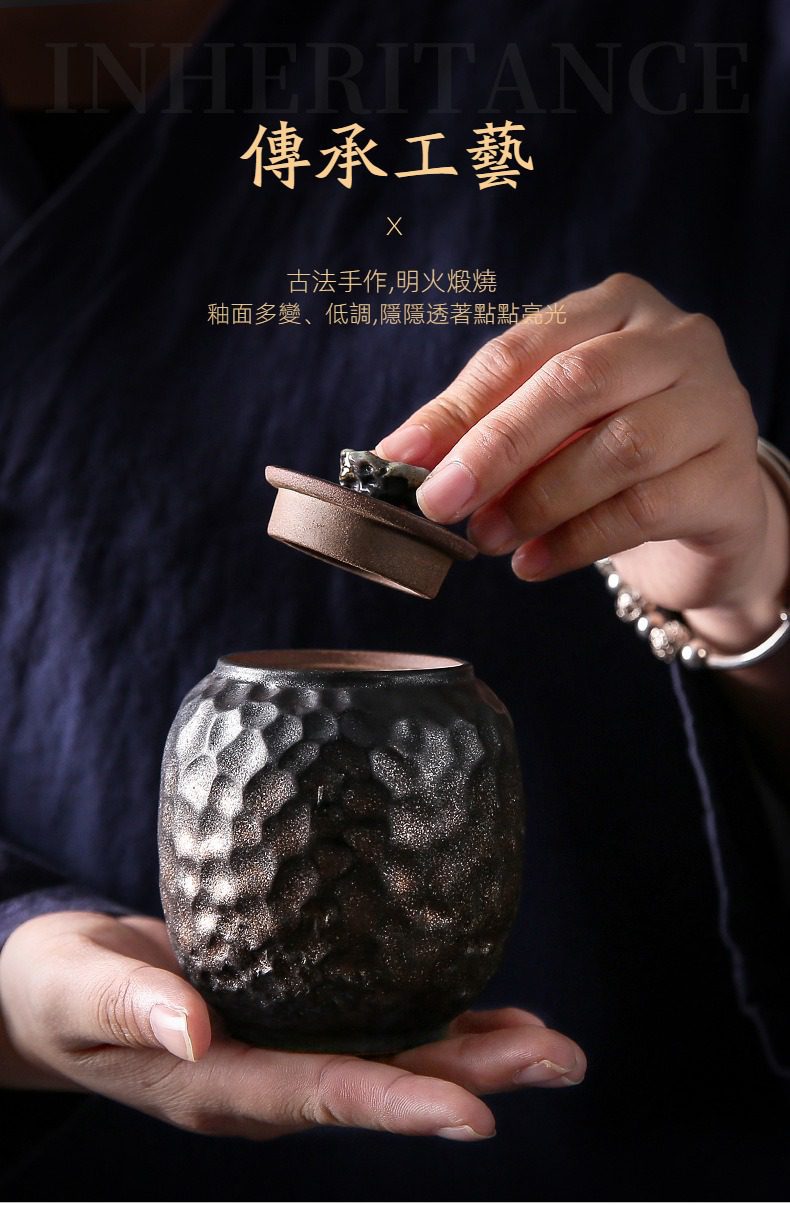窯變青野錘紋茶葉罐，南山居手工粗陶茶葉罐，深色錘紋釉面獨特，蓋鈕精緻，展現古樸禪意美學。