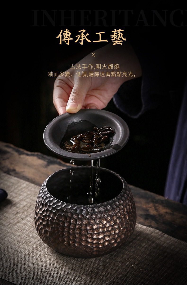 窯變青野蓮蓬建水，南山居傳承工藝鎚目紋鐵釉茶碗，深邃古樸，搭配茶濾緩緩濾出茶湯，展現專業茶道美學。