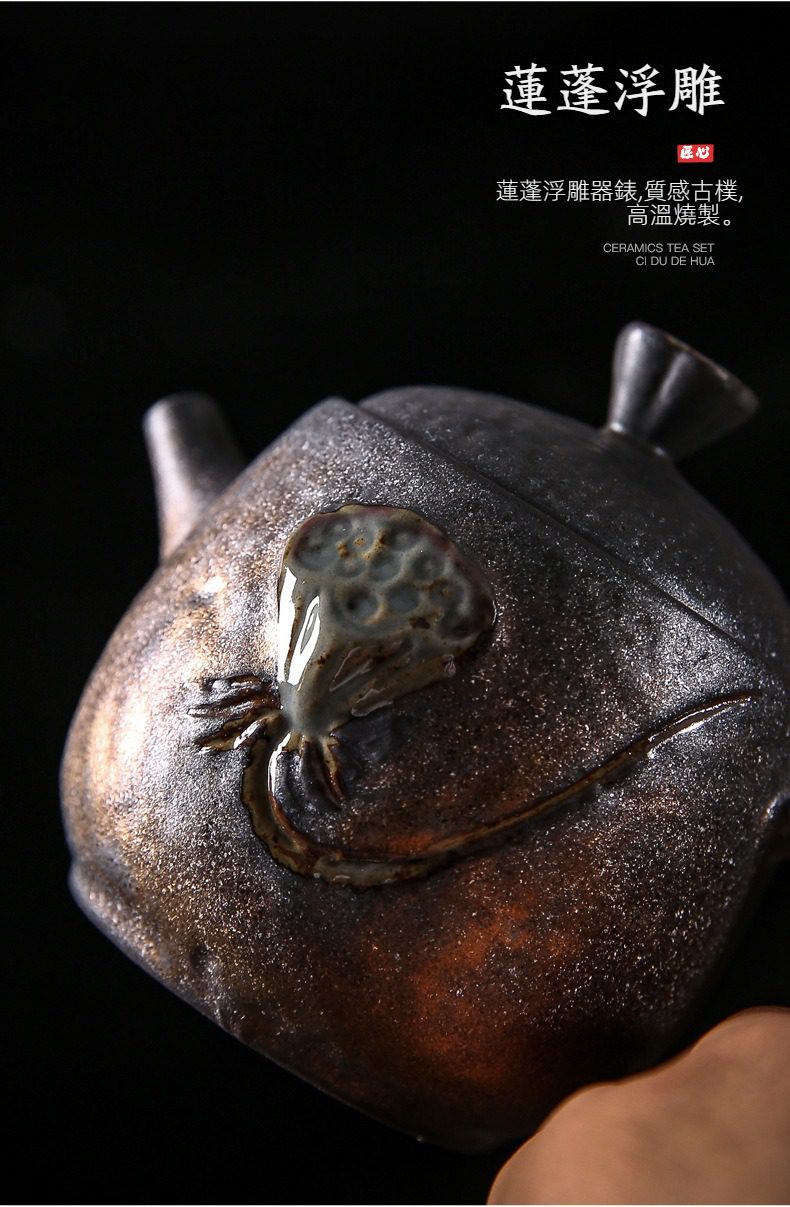 窯變青野蓮蓬茶壺，南山居手工蓮蓮浮雕茶壺，壺身古樸粗獷，飾有蓮蓬浮雕與斑駁鐵釉，質感沉穩，深具禪意。