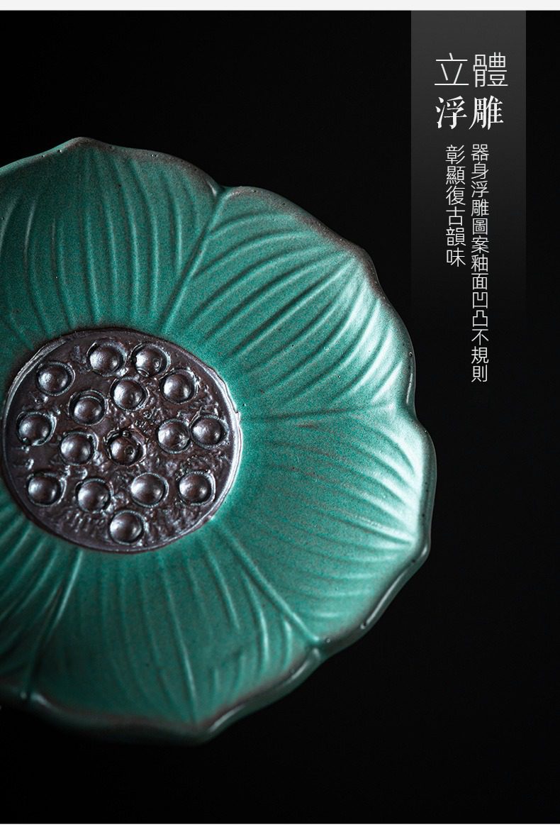 窯變青野蓮心蓋置，南山居青釉蓮花浮雕茶托，器身呈蓮葉造型，中心蓮蓬紋理，釉面凹凸有致，獨具復古禪意。