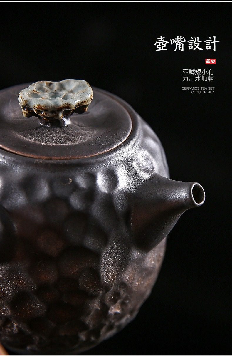 窯變青野錘紋側把壺，南山居手工粗陶茶壺，壺身呈現獨特侘寂紋理，短嘴出水有力，蓋鈕如岩石般樸拙，展現禪意茶具風格。