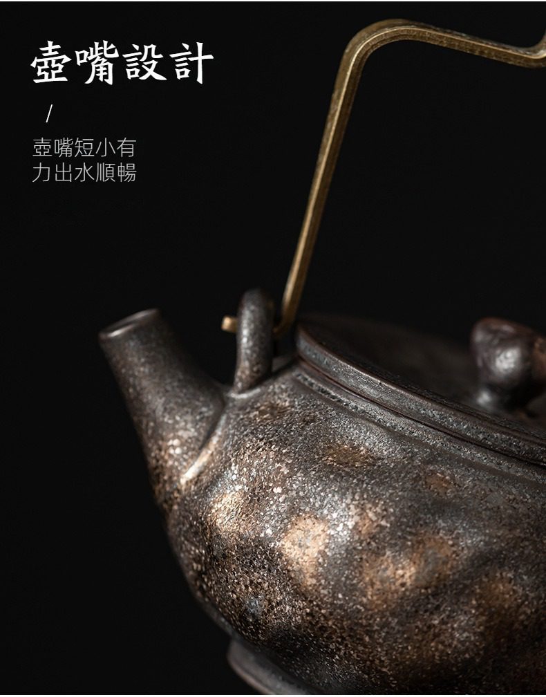 窯變青野提樑壺，南山居手工粗礦陶壺特寫，壺嘴短小有力，器身呈斑駁金屬質感，展現茶道美學。