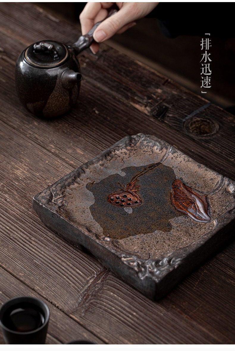 窯變青野壺承，南山居禪意蓮花粗陶茶盤，表面浮雕蓮蓬蓮葉，搭配同色系側把執壺，展現茶道美學。