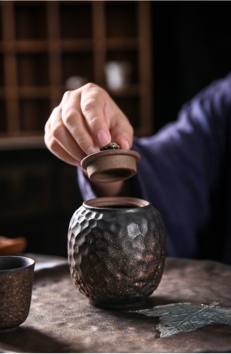 窯變青野錘紋茶葉罐，南山居手工粗陶錘紋茶葉罐，深色質樸壺身，手執罐蓋，盡顯茶道禪意。