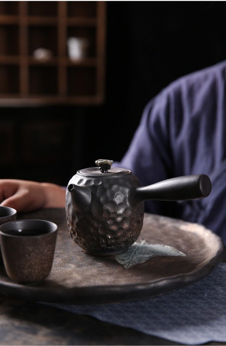 窯變青野錘紋側把壺，南山居手工柴燒橫把壺，壺身呈現獨特錘紋肌理，搭配粗陶茶杯與茶盤，盡顯茶道禪意。