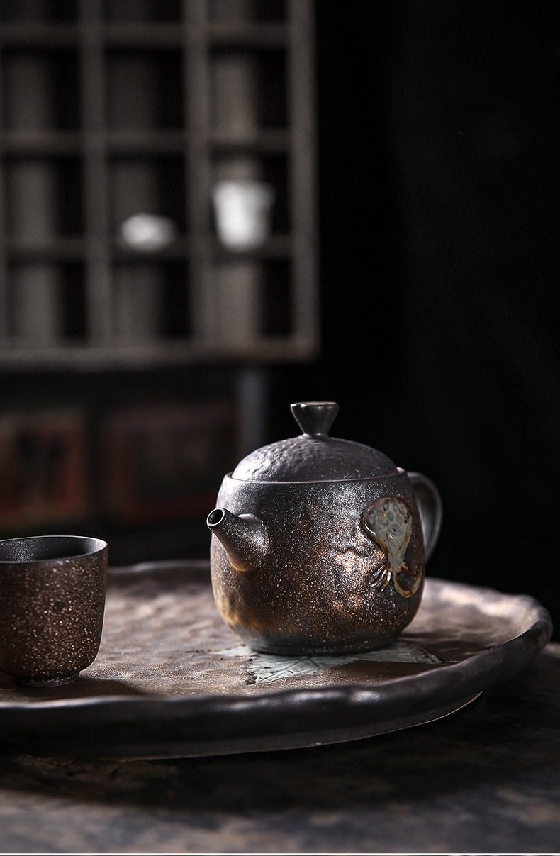 窯變青野蓮蓬茶壺，南山居手工粗陶禪風茶壺，壺身呈現獨特斑駁釉色，搭配浮雕蓮蓬紋飾，質感古樸。