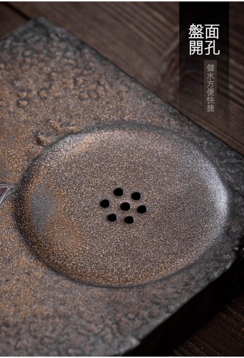 窯變青野壺承，南山居仿古粗陶茶盤細節，展示其獨特粗獷質地與高效排水孔設計，品茗更添禪意。