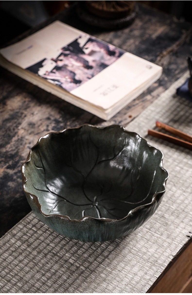 窯變青野荷葉茶洗，南山居手工荷葉造型茶洗，墨綠釉色沉穩，器表葉脈紋理清晰，盡顯茶道禪意美學。