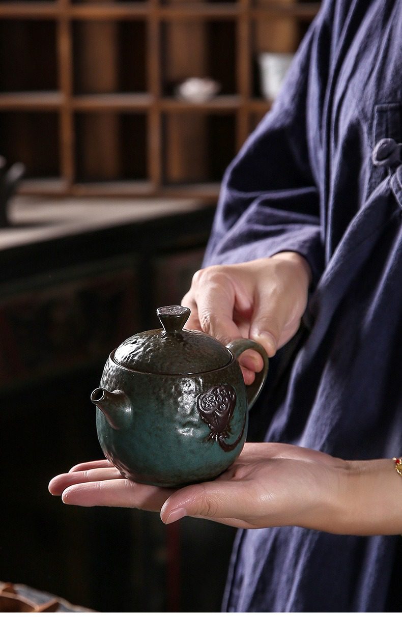 窯變青野蓮蓬茶壺，南山居手工綠釉蓮蓬茶壺，器型圓潤飽滿，泥繪蓮蓬浮雕細膩，展現禪意茶道。