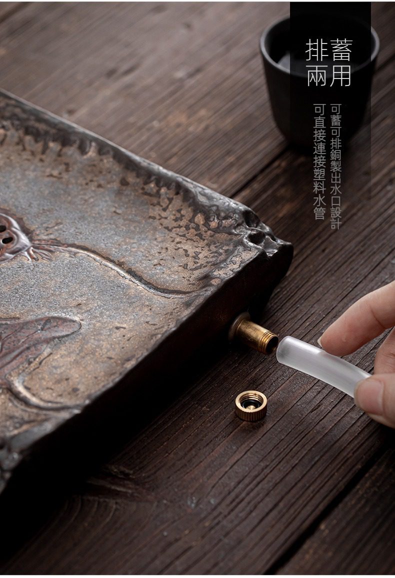 窯變青野壺承，南山居手工金蟾蓄排兩用茶盤，泥胚色澤古樸，具銅製出水設計，方便排水。
