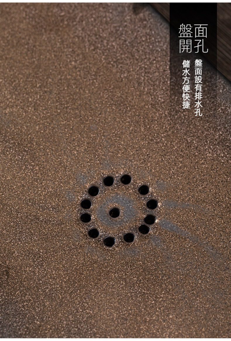 窯變青野長方形乾泡茶盤，南山居質感粗獷古銅色茶盤特寫，盤面中央設有高效排水孔，方便茶水快速流暢排出，展現茶道專業。
