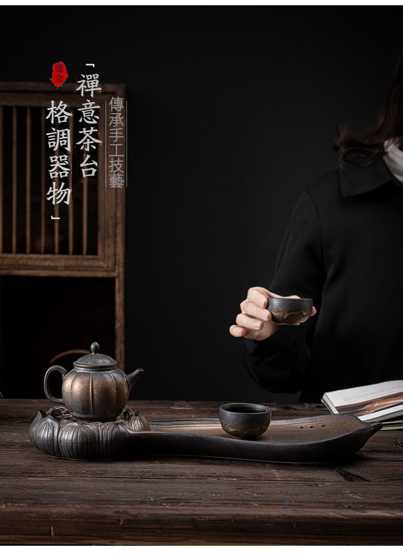 窯變青野心蓮心茶盤，南山居手工復古南瓜壺，配蓮花壺承、枯葉茶盤及柴燒茶杯，呈現禪意茶席氛圍。