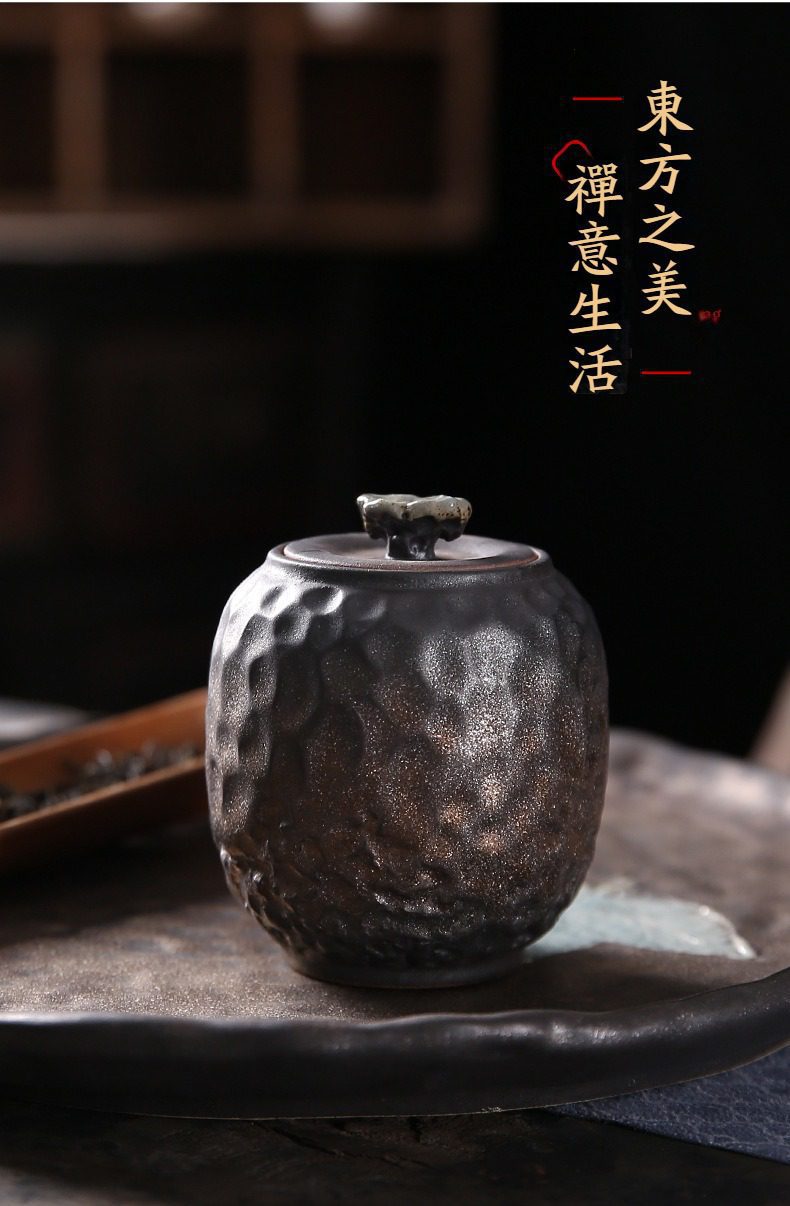 窯變青野錘紋茶葉罐，南山居手工粗陶茶葉罐，壺身浮雕錘紋，古樸深沉，搭配精緻蓋鈕，展現禪意美學。
