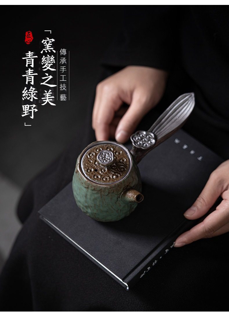 窯變青野蓮香側把壺，南山居手工窯變釉側把壺，器身呈青綠色，搭配精緻蓮花造型銀飾提把與蓋鈕，展現茶道藝術之美。