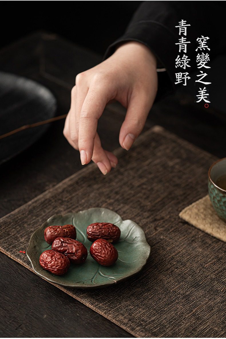 窯變青野杯墊，南山居青瓷葉形茶點盤，盤面呈現自然葉脈紋理與溫潤窯變釉色，盛放著鮮甜紅棗，展現茶席雅趣。