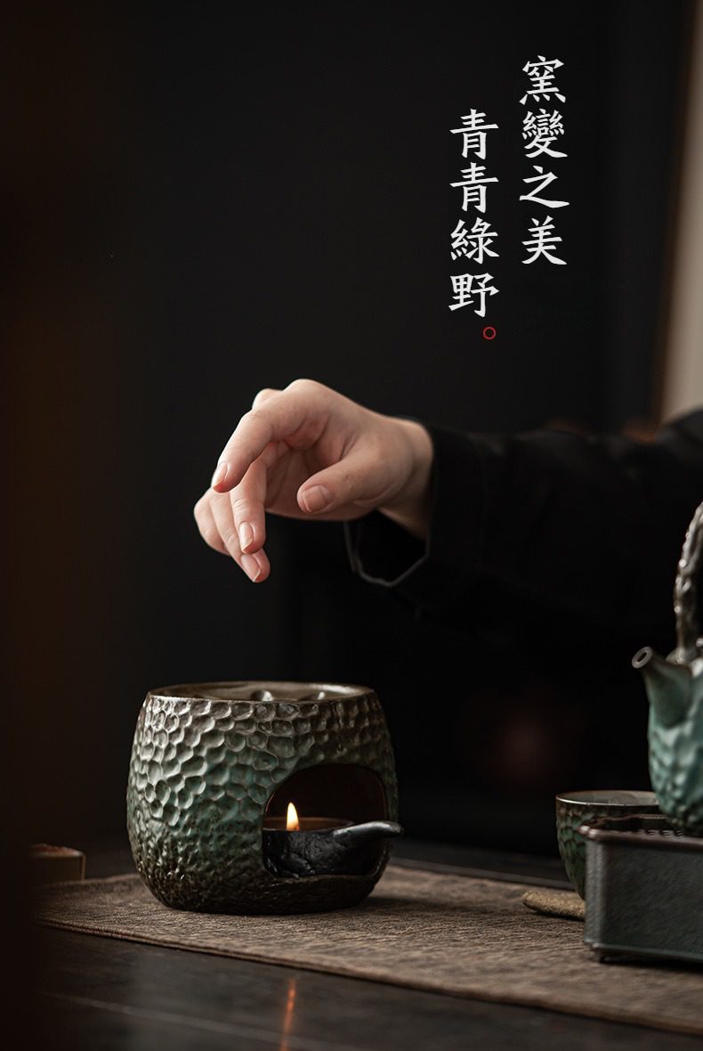 窯變青野溫茶爐，南山居窯變釉手工溫茶器，深綠青瓷錘目紋理獨特，溫暖燭光點綴禪意茶席。
