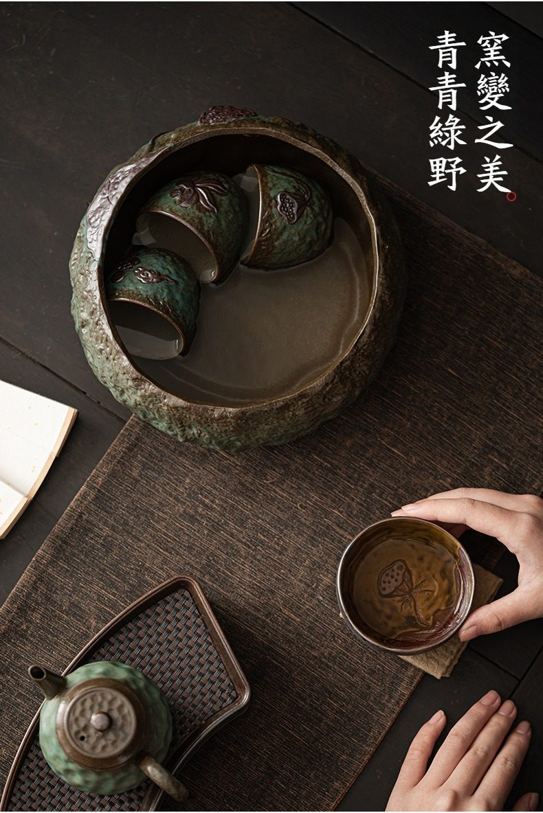 窯變青野茶洗，南山居窯變釉粗陶茶洗與茶杯組，古樸青綠色搭配蓮蓬紋飾，展現手工茶具的禪意之美。