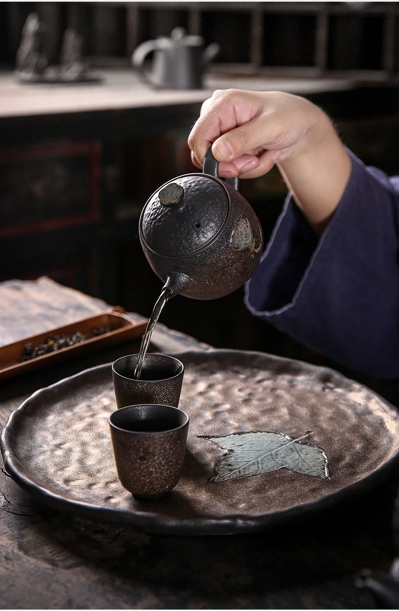 窯變青野蓮蓬茶壺，南山居手工粗陶側把壺，壺身古樸斑駁，搭配同款品茗杯與質感茶盤，展現東方茶道之美。
