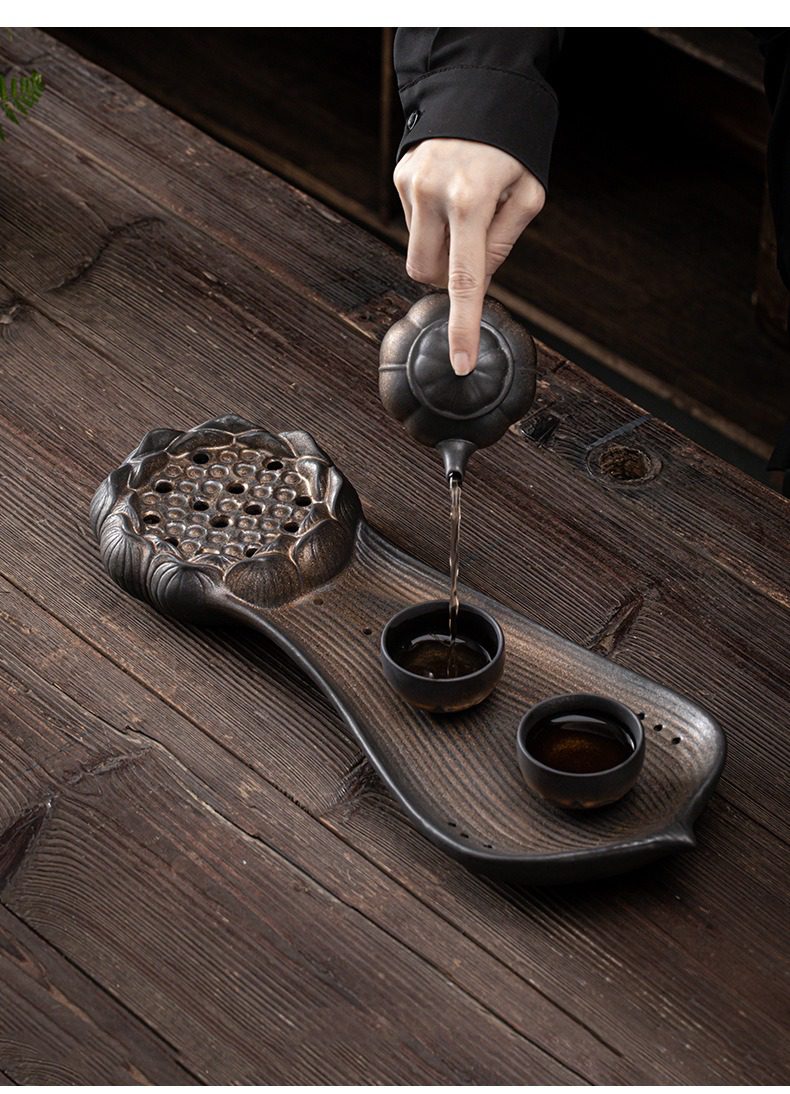 窯變青野心蓮心茶盤，南山居手工粗陶茶具，蓮子瀝水茶盤、瓜棱茶壺與茶杯，展現禪意茶道。