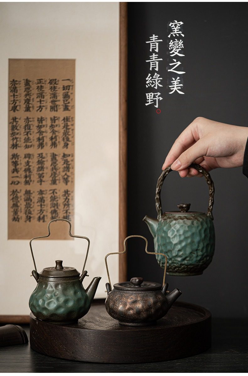 窯變青野提樑壺，南山居手工粗陶提梁壺，器身呈柴燒質感，古樸青瓷綠與鐵鏽棕色澤，盡顯復古禪意茶具之美。