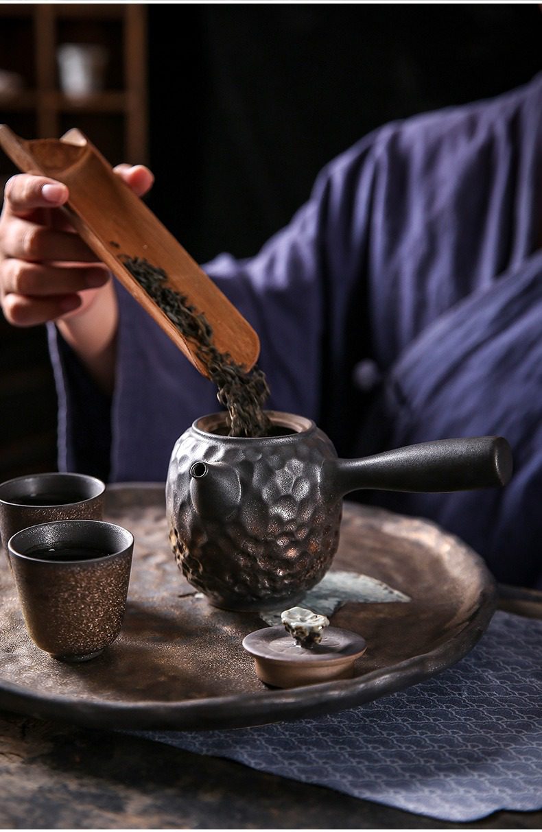 窯變青野錘紋側把壺，南山居手作粗陶橫把壺，壺身呈現獨特錘紋質感，搭配竹茶則與同款茶杯，展現專業功夫茶具之美。
