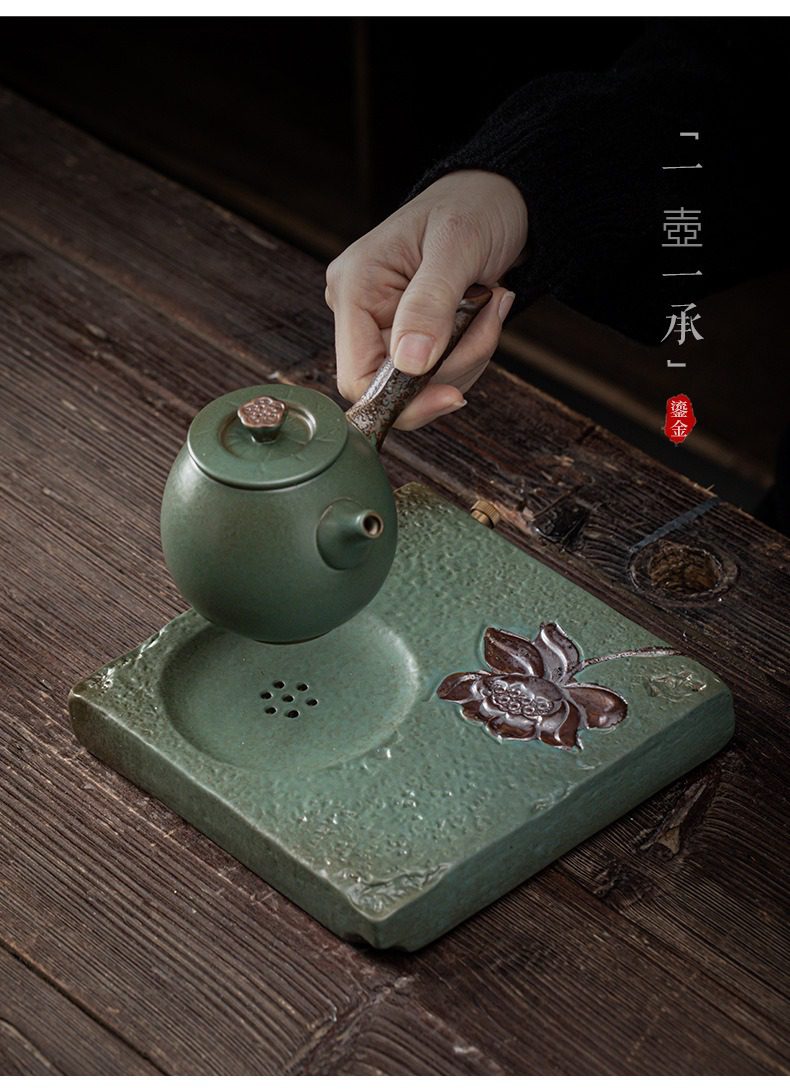 窯變青野壺承，南山居手作青釉橫把壺，搭配蓮花浮雕茶盤，色澤沉穩，盡顯專業茶具與禪意風格。