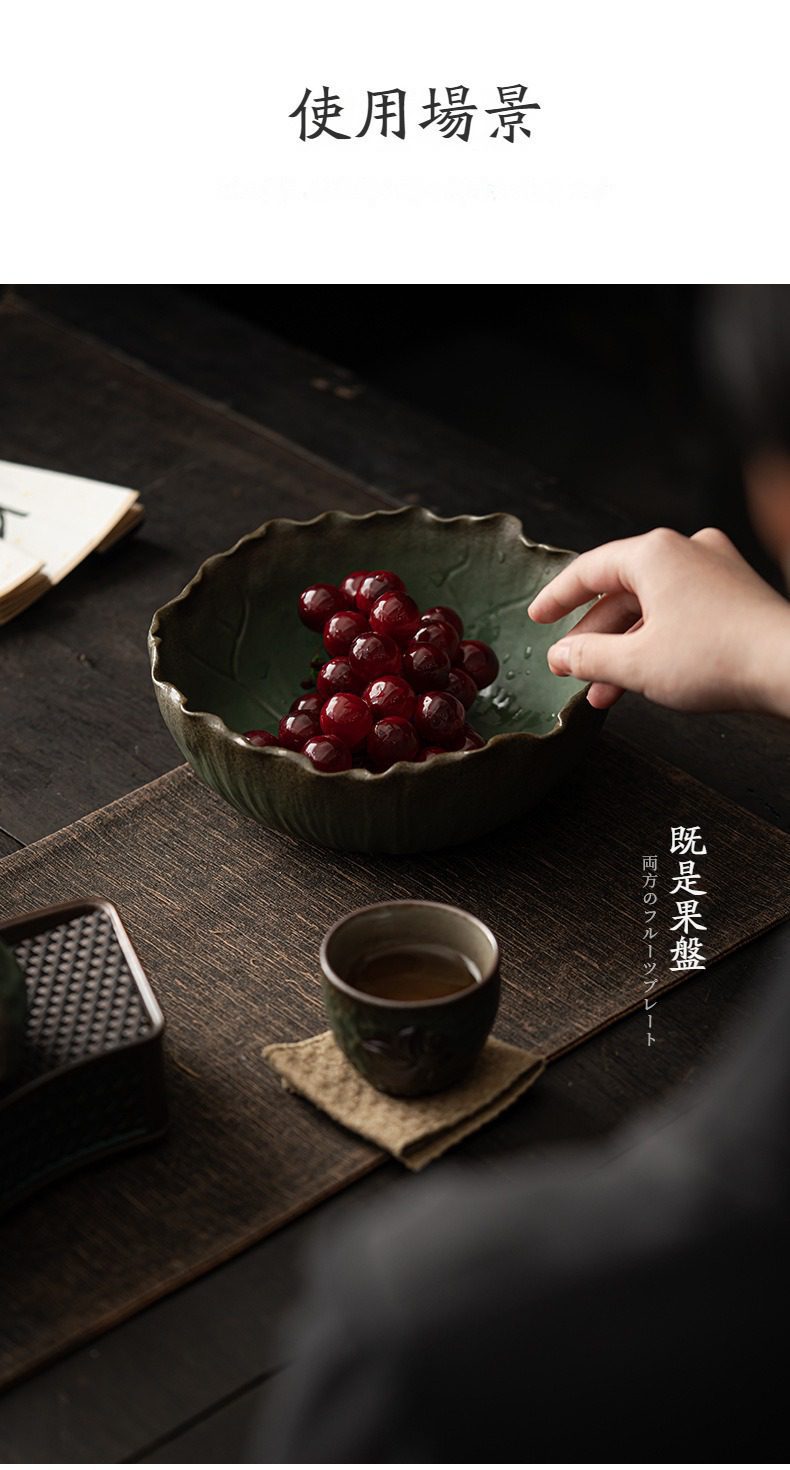 窯變青野茶洗，南山居復古綠葉片陶瓷果盤，盛裝紅潤漿果，搭配雅緻茶杯，展現茶席點心美學。