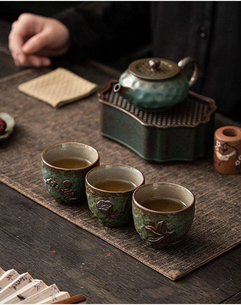 窯變青野品茗杯，南山居精緻陶瓷茶杯組，青釉浮雕蓮花紋，搭配復古雅緻茶壺與茶盤，呈現靜謐茶席美學。