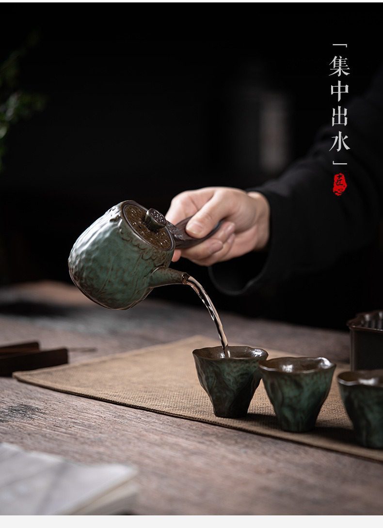 窯變青野蓮香側把壺，南山居復古綠粗陶側把壺，壺身紋理獨特，出水集中流暢，搭配禪意茶杯。